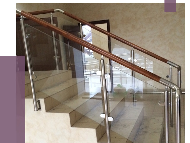 Комбинированные перила из металла и дерева в Коломне